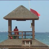 Bandera roja en la playa