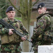 Dos soldados británicos vigilan la base militar británica de Massereene en Antrim, cerca de Belfast.