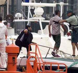 Salvamento Marítimo y la Guardia Civil interceptan inmigrantes ilegales Salvamento Marítimo y la Guardia Civil interceptan inmigrantes ilegales