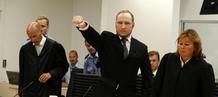 Anders Breivik levanta el puño a su llegada al juzgado Anders Breivik levanta el puño a su llegada al juzgado