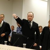 Anders Breivik levanta el puño a su llegada al juzgado