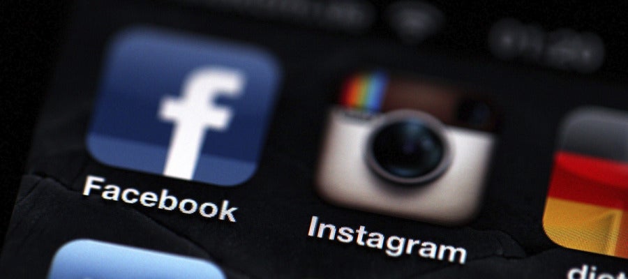 Logos de Facebook e Instagram en un teléfono Iphone Logos de Facebook e Instagram en un teléfono Iphone