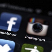 Logos de Facebook e Instagram en un teléfono Iphone