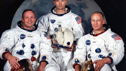 De izquierda a derecha, los astronautas estadounidenses Neil A. Armstrong, Michael Collins y Edwin E. Aldrin Jr