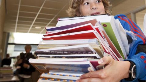 Los ni&ntilde;os vuelven a cargarse de libros para la vuelta al cole.