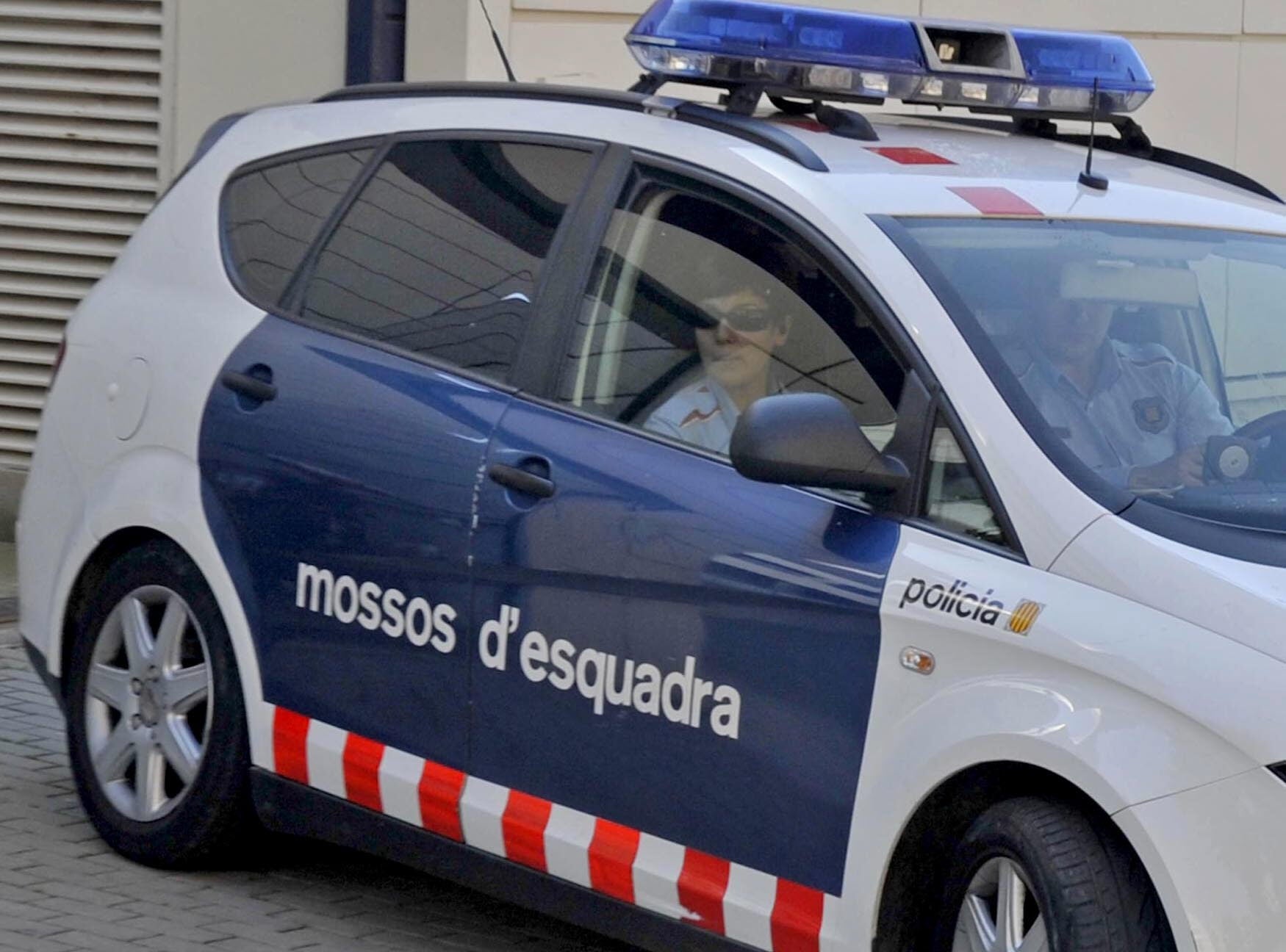 Un hombre se tira desde un sexto piso tras agredir de gravedad a su exmarido en Barcelona Un hombre se tira desde un sexto piso tras agredir de gravedad a su exmarido en Barcelona