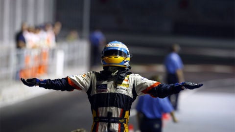 Alonso gan&oacute; en Singapur con Renault en 2008