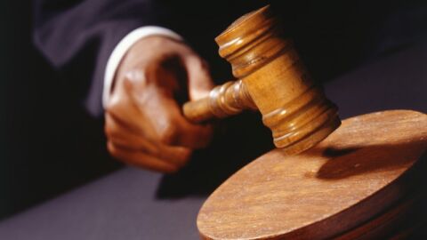 Un juez dicta sentencia