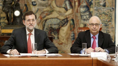 Rajoy con Crist&oacute;bal Montoro tras la reuni&oacute;n con la Agencia Tributaria