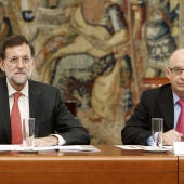 Rajoy con Cristóbal Montoro tras la reunión con la Agencia Tributaria
