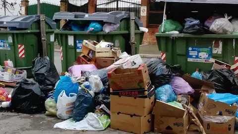 Basura acumulada junto a los contenedores Basura acumulada junto a los contenedores