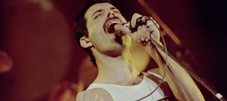 Freddie Mercury sobre el escenario Freddie Mercury sobre el escenario