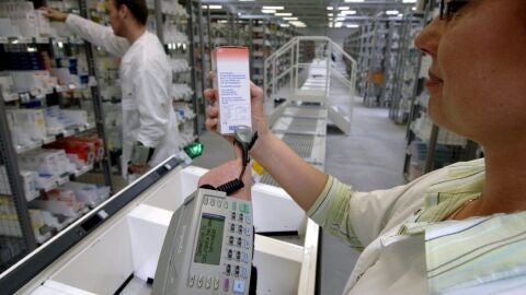 Una farmac&eacute;utica escanea el c&oacute;digo de barras de un medicamento