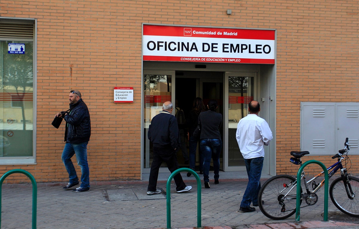 El paro cae en 5.002 personas en marzo en la Comunitat y sitúa la cifra de desempleados en 370.395 El paro cae en 5.002 personas en marzo en la Comunitat y sitúa la cifra de desempleados en 370.395