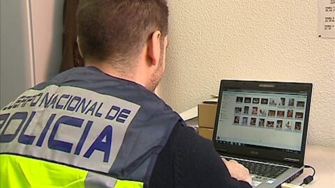 Un polic&iacute;a comprueba archivos de pornograf&iacute;a en un ordenador