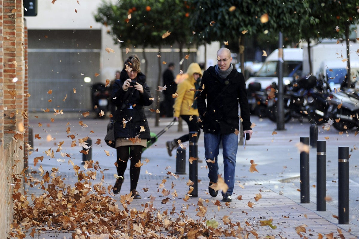 Las temperaturas bajan este lunes en toda España y 16 provincias, en riesgo por viento y oleaje Las temperaturas bajan este lunes en toda España y 16 provincias, en riesgo por viento y oleaje