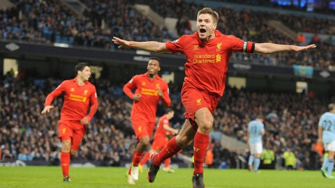 Steven Gerrard celebra su gol ante el City