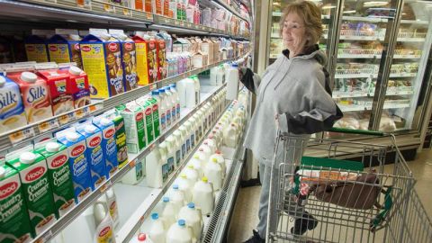 La gente acude a las tiendas a comprar comida