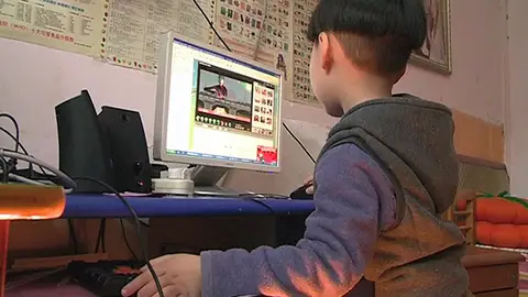 Un joven chino juega a un videojuego Un joven chino juega a un videojuego