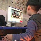Un joven chino juega a un videojuego