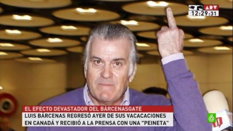 La 'peineta' de Luis B&aacute;rcenas a su llegada al aeropuerto