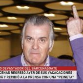 La 'peineta' de Luis Bárcenas a su llegada al aeropuerto