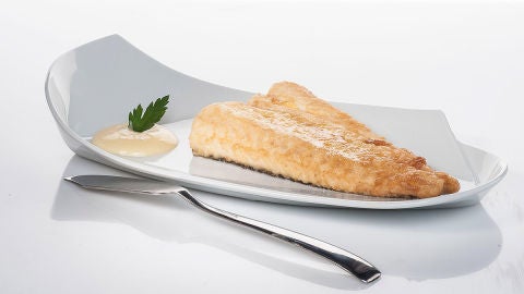 Cola de merluza rebozada con mahonesa de lim&oacute;n