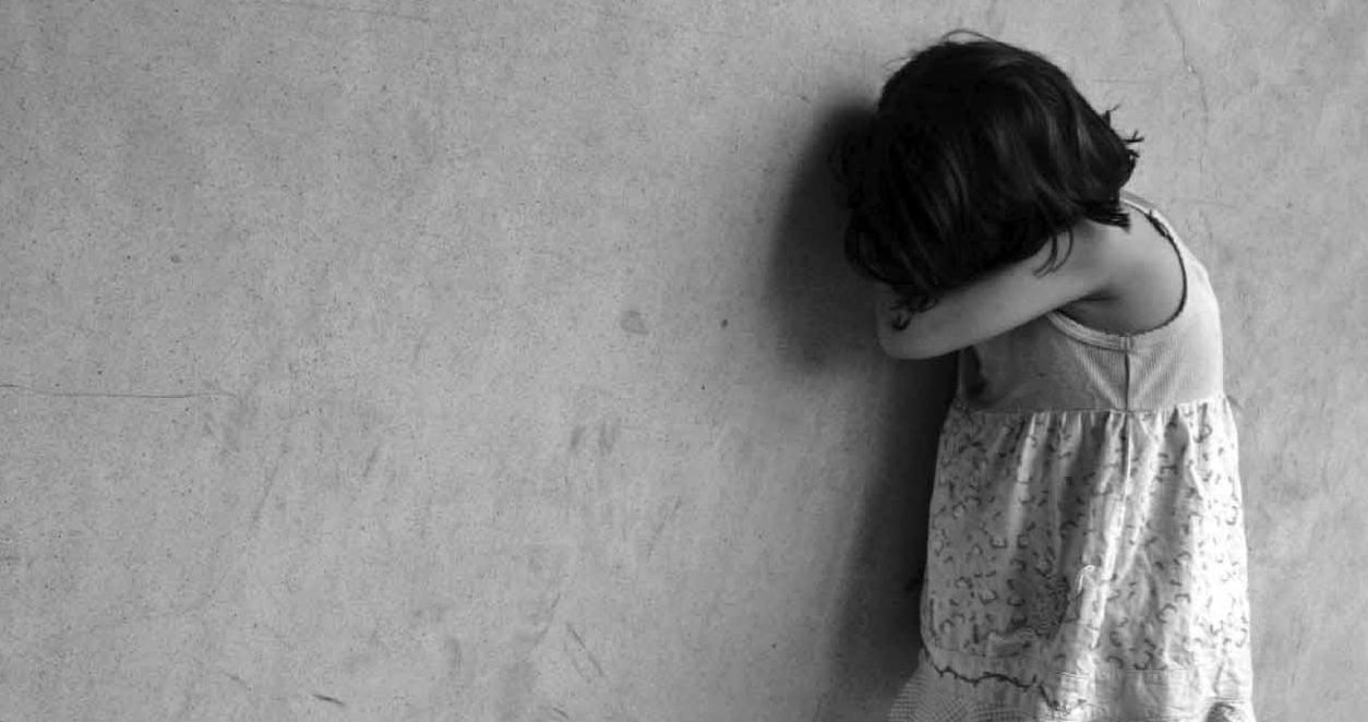 Condenan a 21 años de cárcel a un hombre que violó a su hija lesbiana para enseñarle que "es mejor tener sexo con hombres que con mujeres" Condenan a 21 años de cárcel a un hombre que violó a su hija lesbiana para enseñarle que "es mejor tener sexo con hombres que con mujeres"