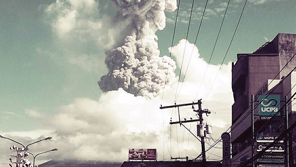 Fotografía del volcán de Mayón durante la explosión