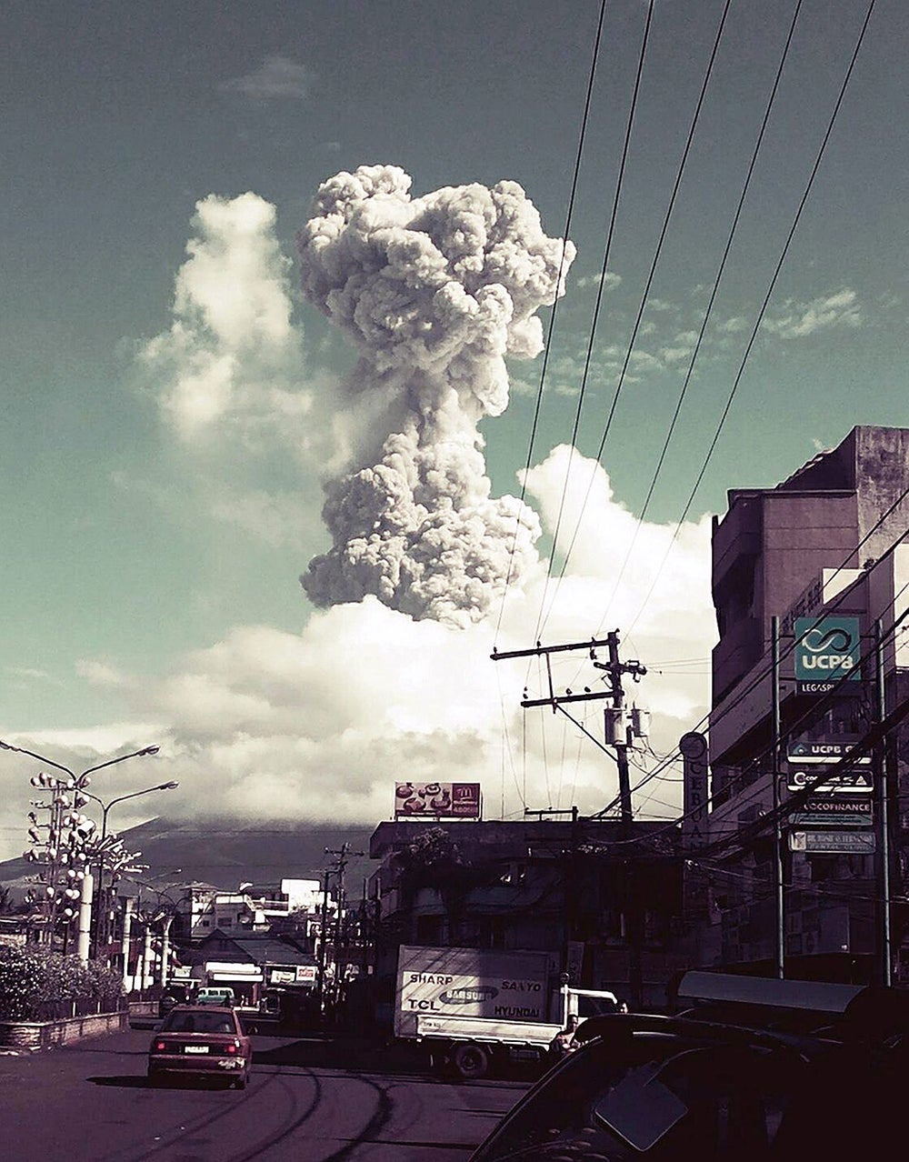 Más de mil evacuados en Filipinas por la erupción del volcán Mayon Más de mil evacuados en Filipinas por la erupción del volcán Mayon