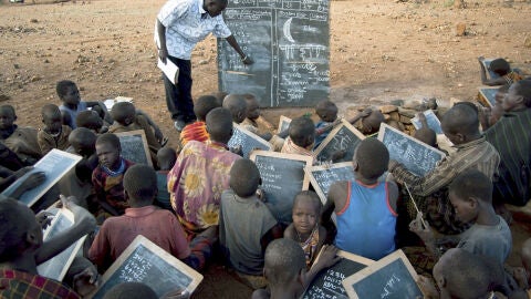 Un profesor da clases a varios alumnos en Karamoja (Uganda).