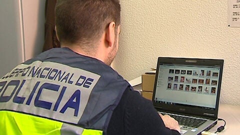 Un polic&iacute;a durante una investigaci&oacute;n contra la pornograf&iacute;a infantil.