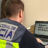 Un policía durante una investigación contra la pornografía infantil.