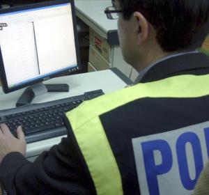 Un agente de Policía Nacional realizando busquedas de pornografía infantil a través de Internet Un agente de Policía Nacional realizando busquedas de pornografía infantil a través de Internet