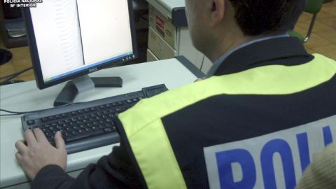 Un agente de Polic&iacute;a Nacional realizando busquedas de pornograf&iacute;a infantil a trav&eacute;s de Internet