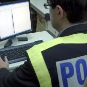Un agente de Policía Nacional realizando busquedas de pornografía infantil a través de Internet