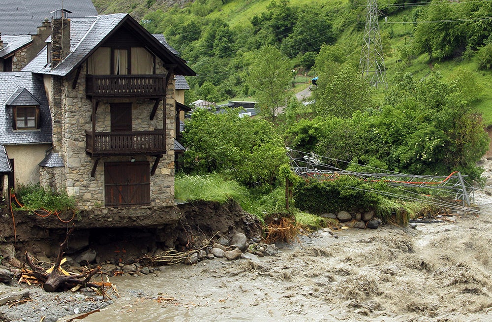Protección civil activa la alerta por inundaciones tras el aumento del río Garona en la Val d'Aran (Lleida) Protección civil activa la alerta por inundaciones tras el aumento del río Garona en la Val d'Aran (Lleida)