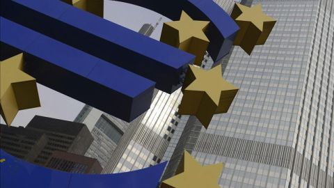 Vista del logotipo del euro frente a la sede del Banco Central Europeo (BCE)