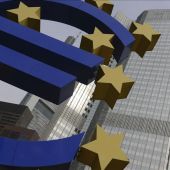 Vista del logotipo del euro frente a la sede del Banco Central Europeo (BCE)