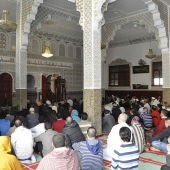 Musulmanes rezando en una mezquita en el comienzo del Ramadán.
