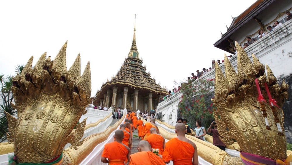 Monjes budistas caminan hacia el templo Phra Phutthabat