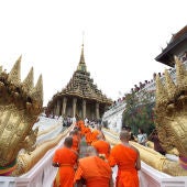 Monjes budistas caminan hacia el templo Phra Phutthabat