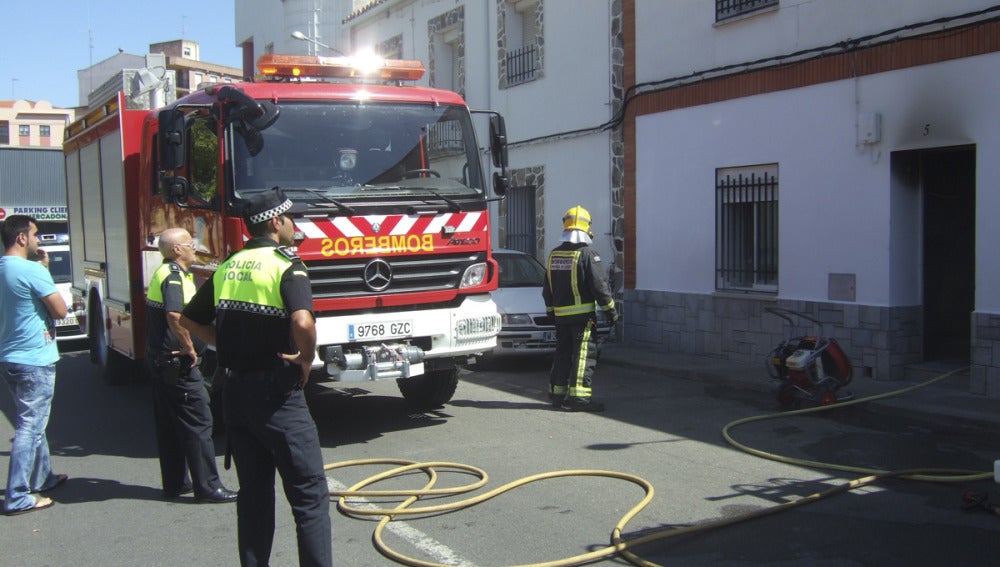 Bomberos y Policía Local en un incendio en una localidad de Cáceres.