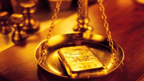 Una balanza para pesar oro