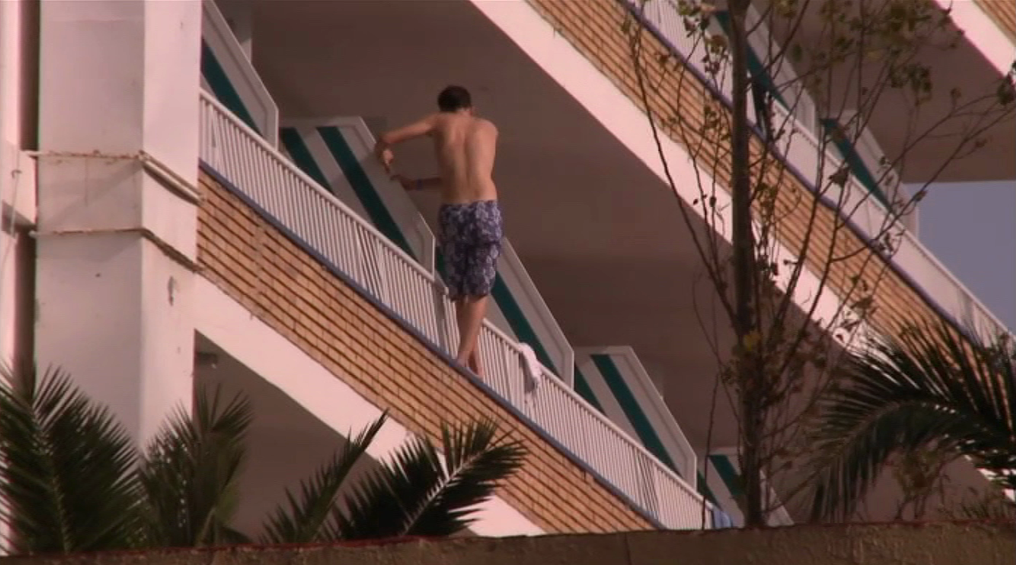 Un joven de 27 años, en estado crítico tras precipitarse haciendo 'balconing' en un hotel de Ibiza Un joven de 27 años, en estado crítico tras precipitarse haciendo 'balconing' en un hotel de Ibiza