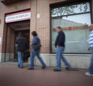 Personas entran en una oficina de empleo Personas entran en una oficina de empleo