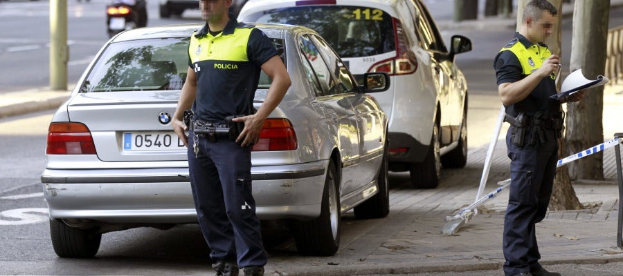 Dos agentes de la Policía Municipal permanecen en el lugar del accidente junto al vehículo implicado Dos agentes de la Policía Municipal permanecen en el lugar del accidente junto al vehículo implicado