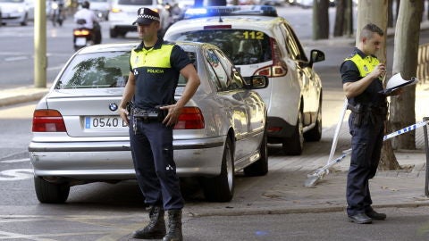 Dos agentes de la Polic&iacute;a Municipal permanecen en el lugar del accidente junto al veh&iacute;culo implicado