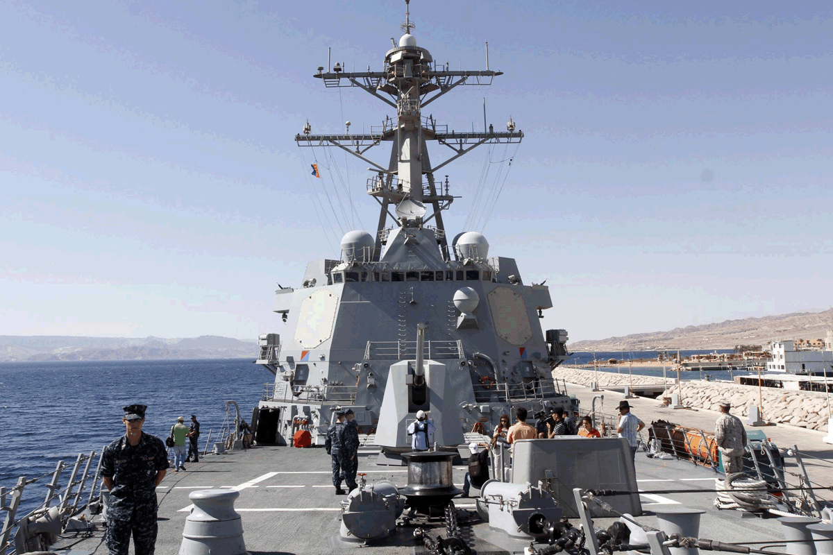 Un buque de la Armada de EEUU hace disparos de advertencia a un barco de Irán Un buque de la Armada de EEUU hace disparos de advertencia a un barco de Irán