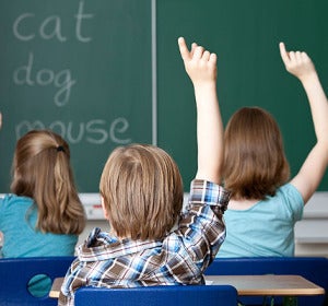Unos niños asisten a una clase de inglés Unos niños asisten a una clase de inglés